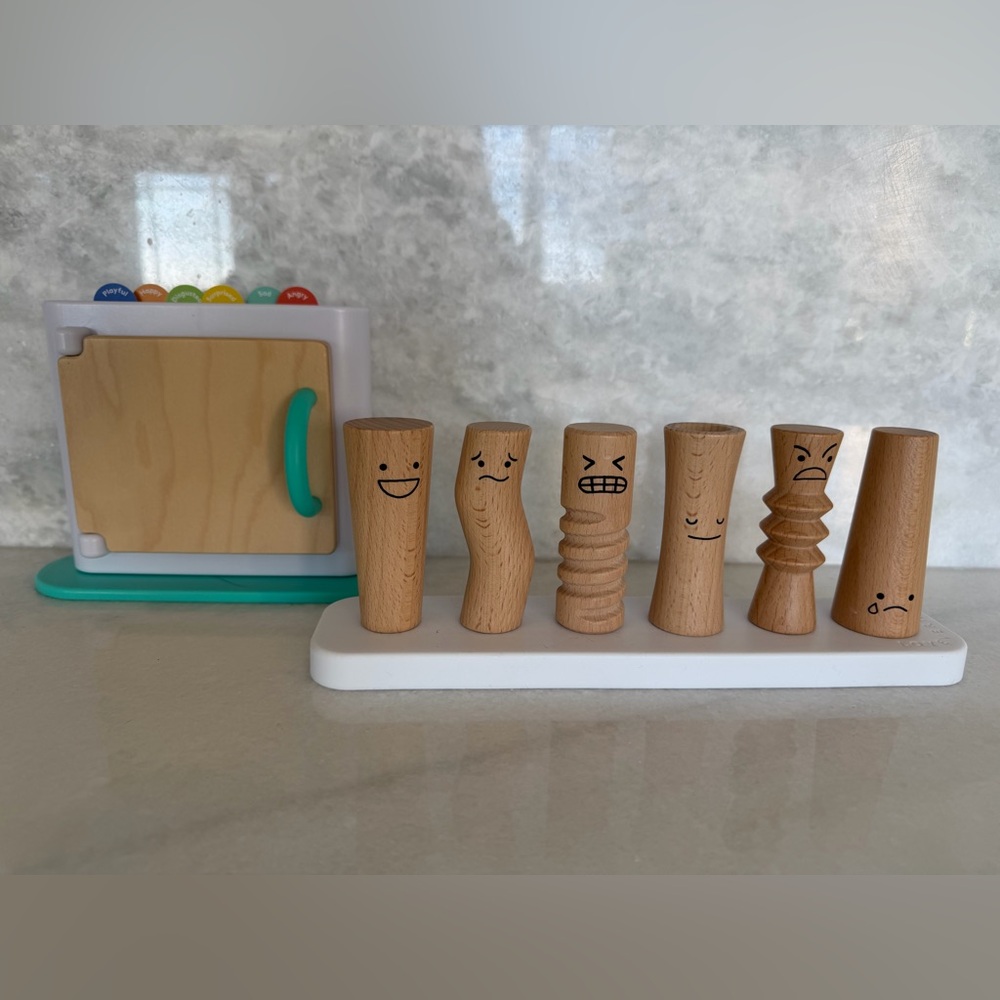 Lovevery | Wooden Emotion Peg Dolls & Emotion Match Mirror & Card Set - Picture 1 of 7